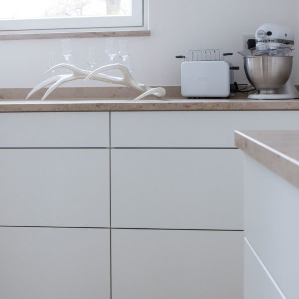 Küche mit separatem Arbeitsraum und Speisekammer