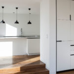 Moderne große Küche in weiß