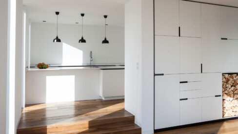 Moderne große Küche in weiß