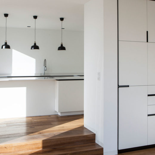 Moderne große Küche in weiß