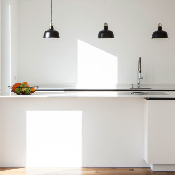 Moderne große Küche in weiß