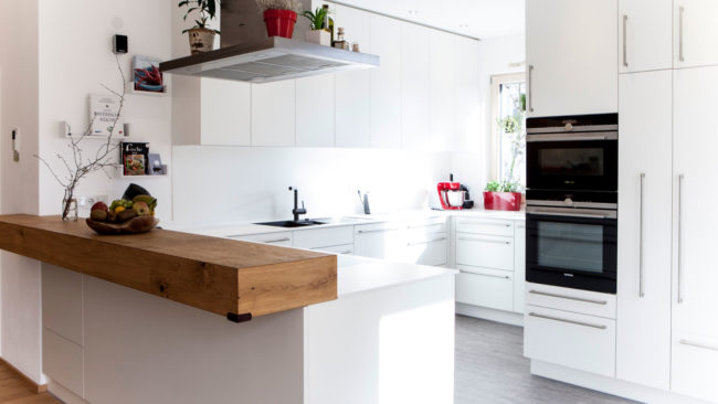 Moderne Küche in weiß