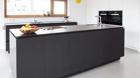Moderne Küche in anthrazit