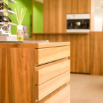 Ladeneinrichtung aus französischem Nussbaum, natur lackiert