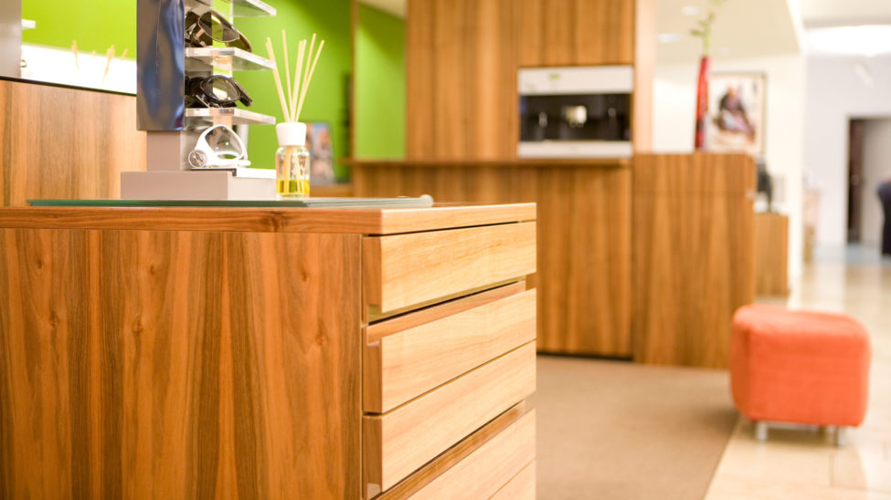 Ladeneinrichtung aus französischem Nussbaum, natur lackiert