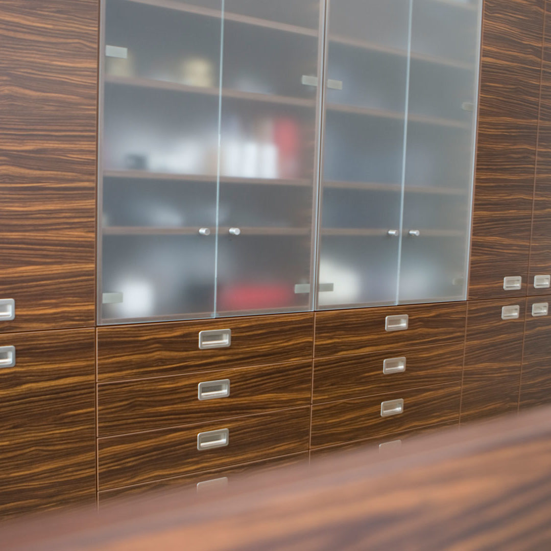 Ladeneinrichtung in Holzdekor Palisander