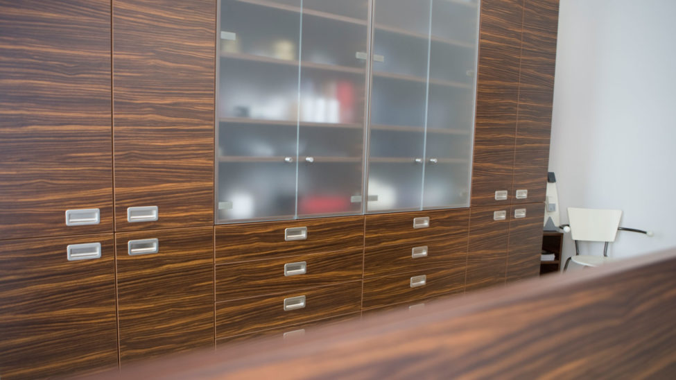 Ladeneinrichtung in Holzdekor Palisander