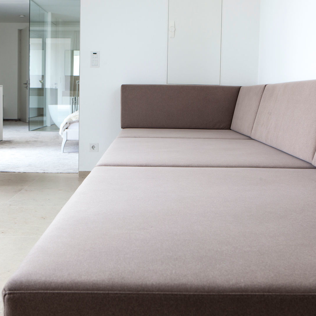 Riesige Couch als Loungemöbel