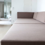 Riesige Couch als Loungemöbel