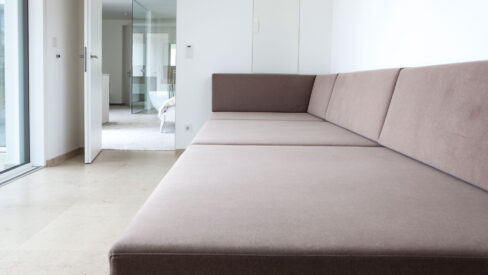 Riesige Couch als Loungemöbel