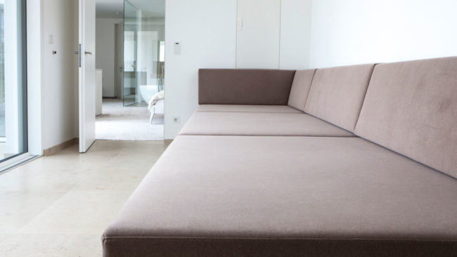 Riesige Couch als Loungemöbel