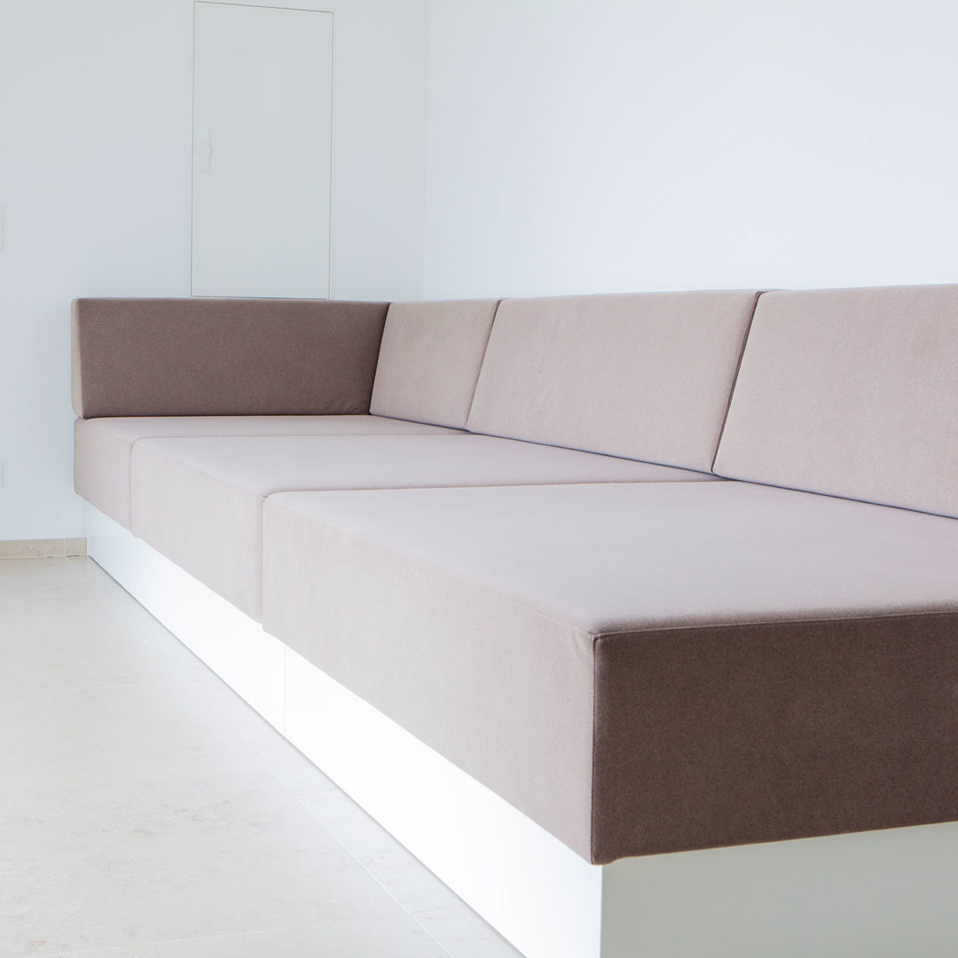 Riesige Couch als Loungemöbel