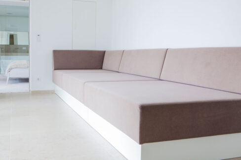 Riesige Couch als Loungemöbel