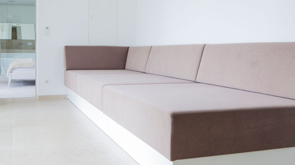 Riesige Couch als Loungemöbel