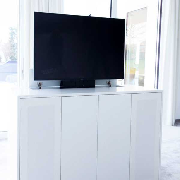 TV Möbel mit versenkbarem Monitor und integriertem Soundsystem