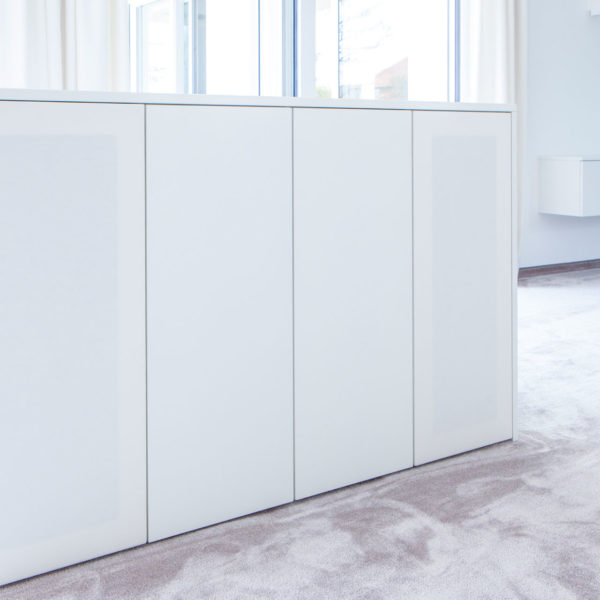 TV Möbel mit versenkbarem Monitor und integriertem Soundsystem