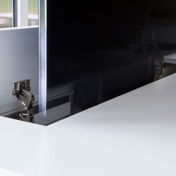 TV Möbel mit versenkbarem Monitor und integriertem Soundsystem