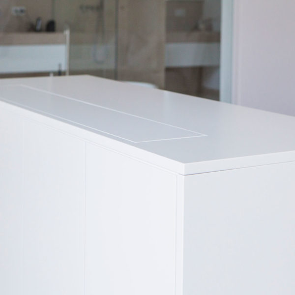 TV Möbel mit versenkbarem Monitor und integriertem Soundsystem