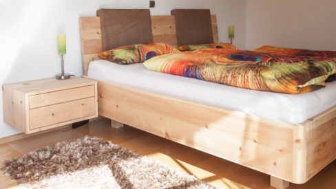 Schlafzimmer mit Sideboard in der Holzart Zirbe
