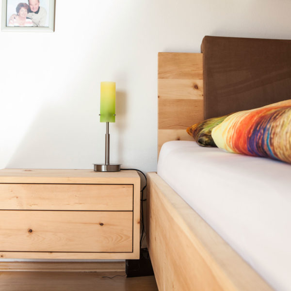 Schlafzimmer mit Sideboard in der Holzart Zirbe
