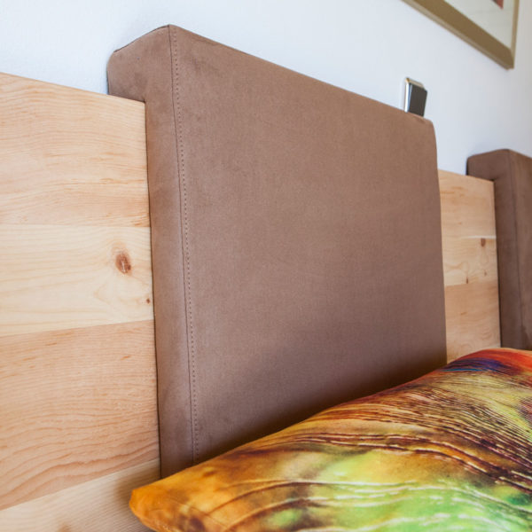 Schlafzimmer mit Sideboard in der Holzart Zirbe