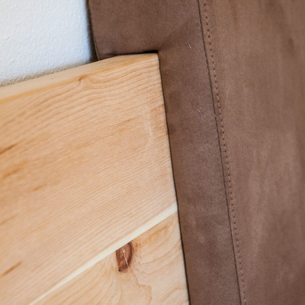 Schlafzimmer mit Sideboard in der Holzart Zirbe