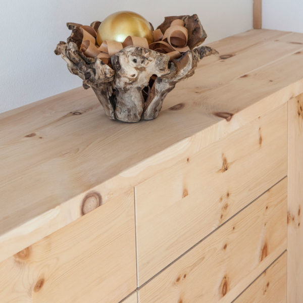 Schlafzimmer mit Sideboard in der Holzart Zirbe