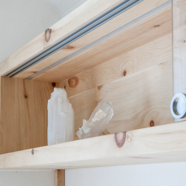 Schlafzimmer mit Sideboard in der Holzart Zirbe