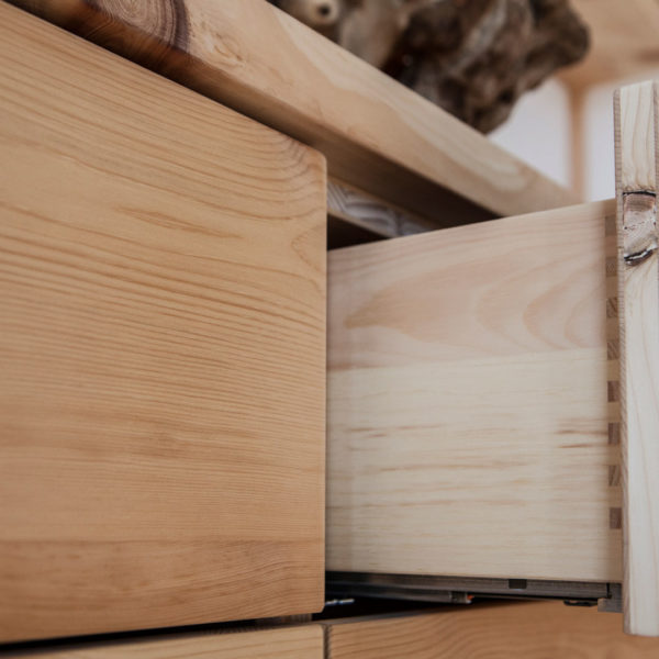 Schlafzimmer mit Sideboard in der Holzart Zirbe