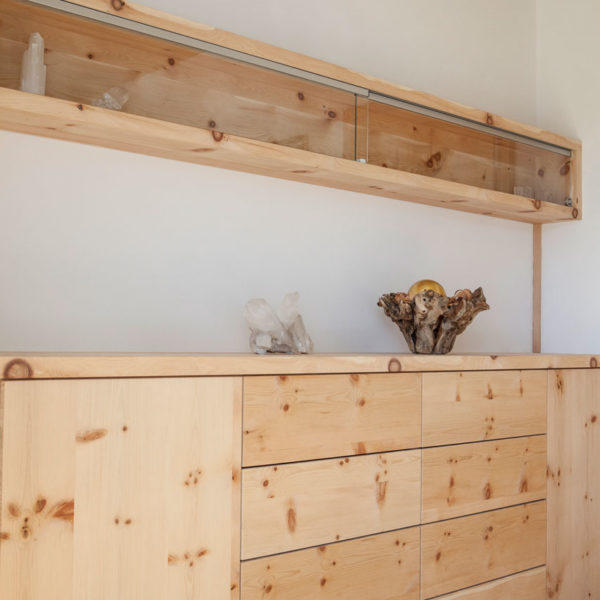 Schlafzimmer mit Sideboard in der Holzart Zirbe