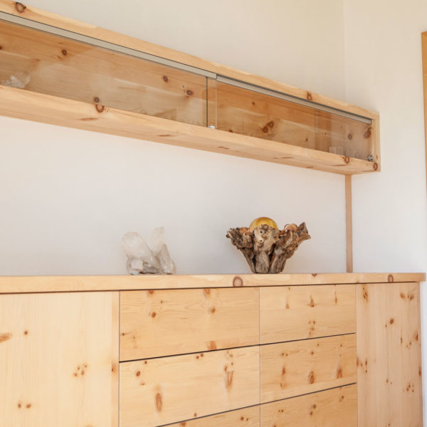 Schlafzimmer mit Sideboard in der Holzart Zirbe