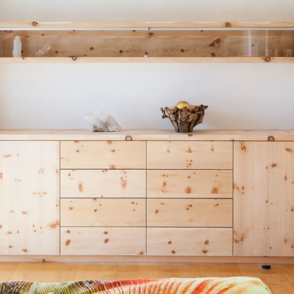 Schlafzimmer mit Sideboard in der Holzart Zirbe