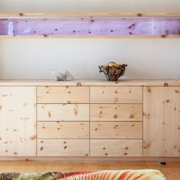 Schlafzimmer mit Sideboard in der Holzart Zirbe