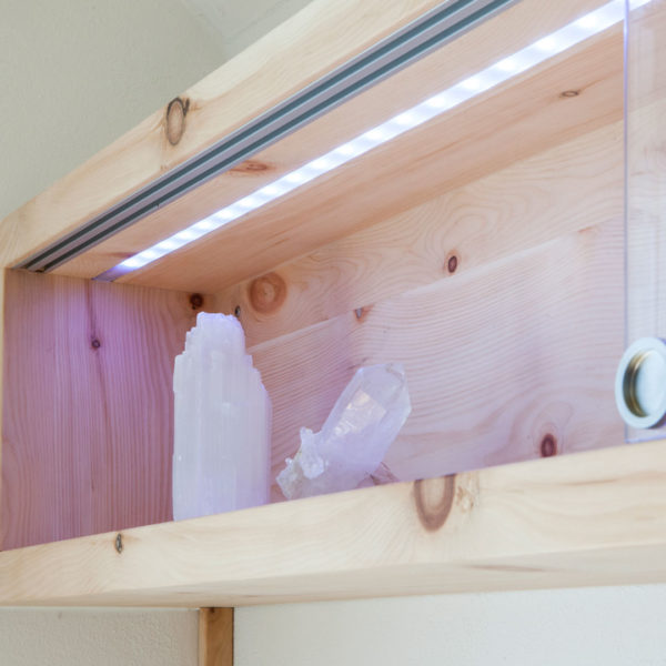 Schlafzimmer mit Sideboard in der Holzart Zirbe