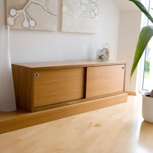 Schlafzimmer mit Wasserbett, Sideboard und Nachtkästchen