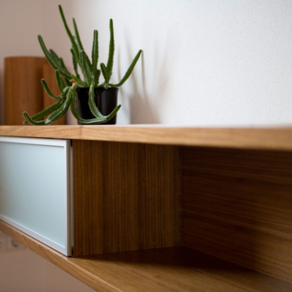 Schlafzimmer mit Wasserbett, Sideboard und Nachtkästchen