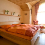 Geräumiges Schlafzimmer in der Holzart Erle