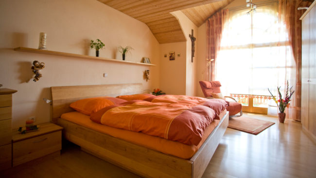 Geräumiges Schlafzimmer in der Holzart Erle