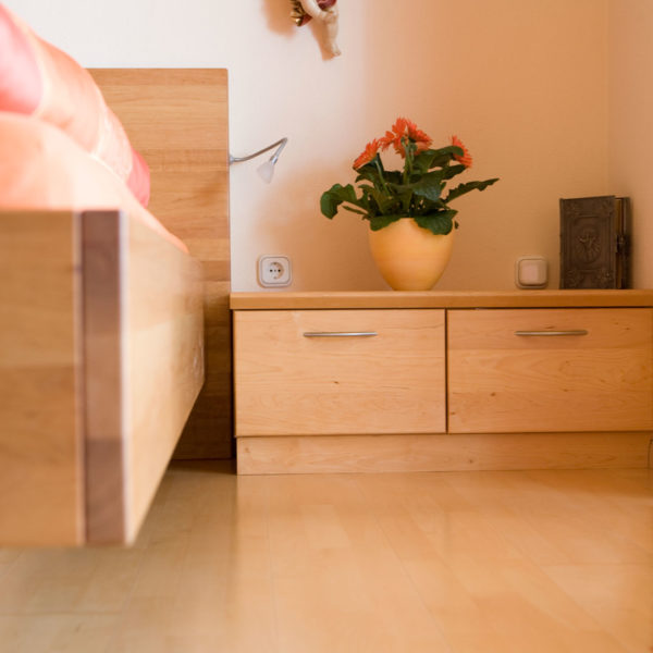 Geräumiges Schlafzimmer in der Holzart Erle