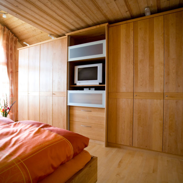 TV-Element in Schlafzimmerschrank integriert