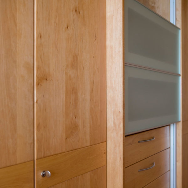 TV-Element in Schlafzimmerschrank integriert