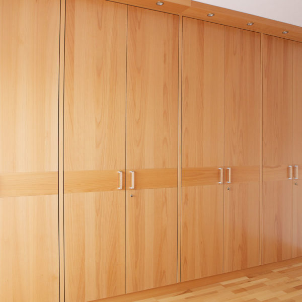 Kleiderschrank in Buche