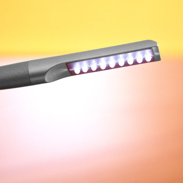 An Bett montierte Leseleuchte mit LED