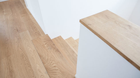 Treppe mit Stufen aus Eiche