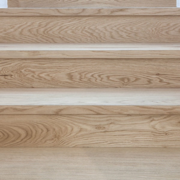 Treppe mit Stufen aus Eiche