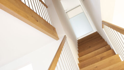 Treppe mit integrierter Schrankwand