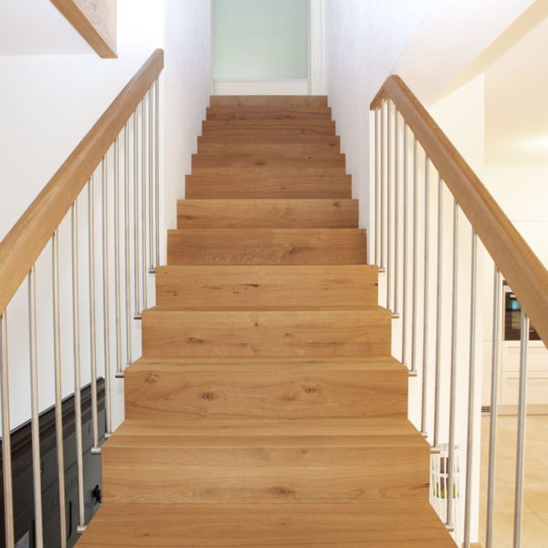 Treppe mit integrierter Schrankwand