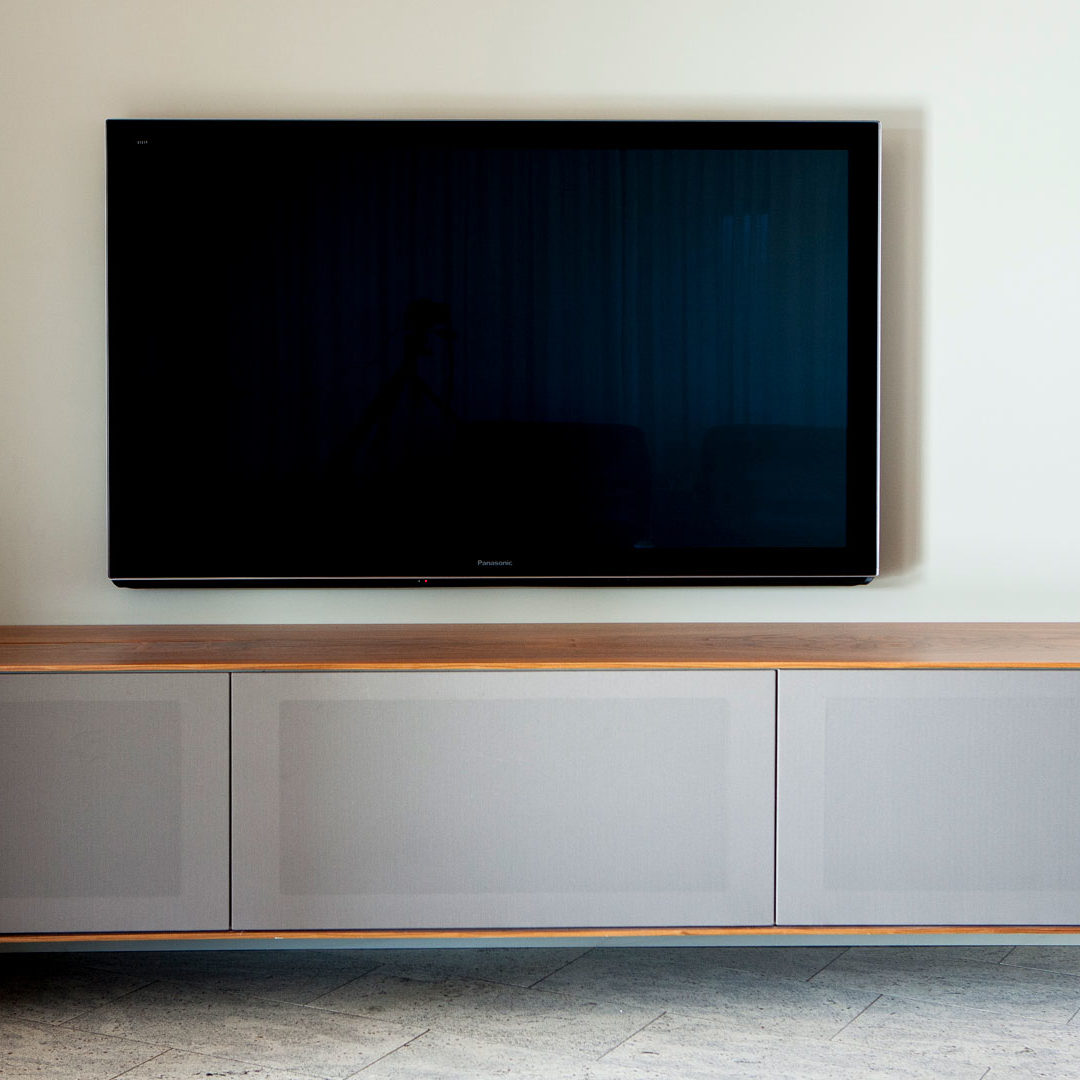 Wohnzimmer und TV-Möbel mit ausfahrbarer Leinwand und integriertem Soundsystem