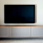 Wohnzimmer und TV-Möbel mit ausfahrbarer Leinwand und integriertem Soundsystem