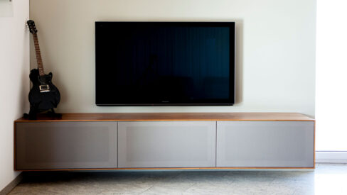 Wohnzimmer und TV-Möbel mit ausfahrbarer Leinwand und integriertem Soundsystem